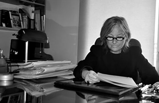 Abogada del despacho revisando un expediente en su mesa de trabajo